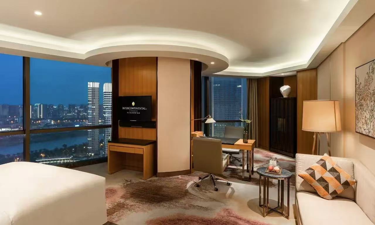 湘江江景豪华超级大床房